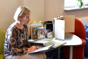 Anna Wójcik czyta dzieciom