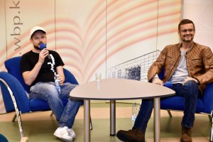 Michał Gołkowski wraz z prowadzacy Wojciechem Szotem