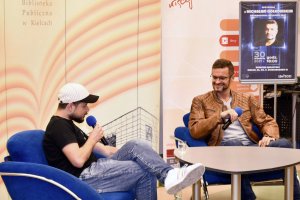 Michał Gołkowski wraz z prowadzacy Wojciechem Szotem