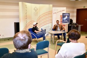 Michał Gołkowski wraz z prowadzacy Wojciechem Szotem