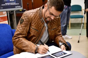 Michał Gołkowski wraz z prowadzacy Wojciechem Szotem