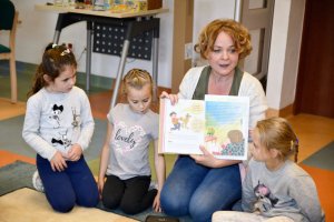 Prowadząca zajęcia Halina Sorys wraz z dziećmi