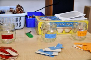 Prowadząca zajęcia Halina Sorys wraz z dziećmi