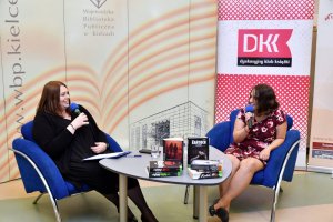 Anna Kańtoch wraz z prowadzącą spotkanie.