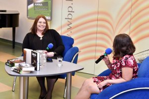 Anna Kańtoch wraz z prowadzącą spotkanie.