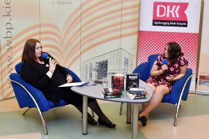 Anna Kańtoch wraz z prowadzącą spotkanie.