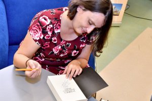 Anna Kańtoch podpisuje książke dla czytelnika.