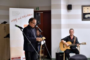 Dyrektor bibblioteki i gospodarz spotkania Andrzej Dąbrowski