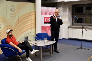 Na zdjęciu Mariusz Szczygieł i prowadzący spotkanie
