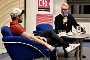 Na zdjęciu Mariusz Szczygieł i prowadzący spotkanie