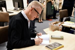 Na zdjęciu Mariusz Szczygieł podpisuje książki