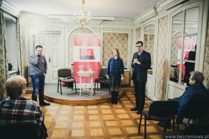 Na zdjęciu Przemysław Semczuk z oraz uczesnicy spotkania
