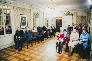 Na zdjęciu Przemysław Semczuk z oraz uczesnicy spotkania