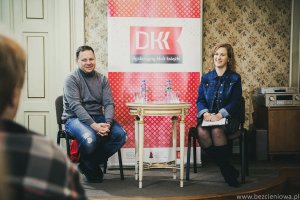 Na zdjęciu Przemysław Semczuk z oraz uczesnicy spotkania