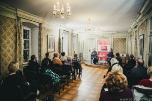 Na zdjęciu Przemysław Semczuk z oraz uczesnicy spotkania