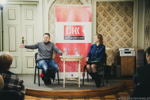 Na zdjęciu Przemysław Semczuk z oraz uczesnicy spotkania