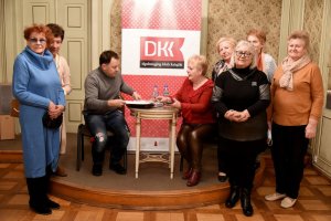 Na zdjęciu Przemysław Semczuk z oraz uczesnicy spotkania