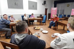 Na zdjęciu Przemysław Semczuk z goścmi spotkania