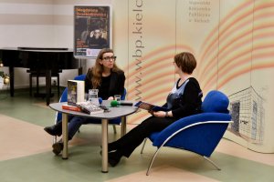 Na zdjęciu Magdalena Grzebałkowska z prowadzacą spotkanie
