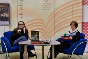 Na zdjęciu MaNa zdjęciu Magdalena Grzebałkowskagdalena Grzebałkowska z prowadzacą spotkanie