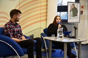 Na zdjęciu Jakub Małecki z prowadzącą spotkanie.