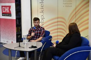 Na zdjęciu Jakub Małecki z prowadzącą spotkanie.