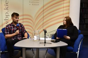 Na zdjęciu Jakub Małecki z prowadzącą spotkanie.