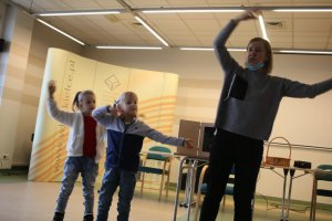 na zdjęciu dzieci w czasie zajęć.