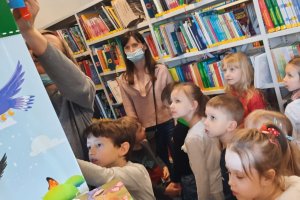 na zdjęciu dzieci w czasie zajęć.