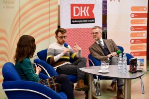 Jack Dehnel i Piotr Tarczyński z prowadzącą spotkanie