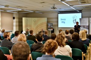 Na zdjęciu Jerzy Illg i publiczność.
