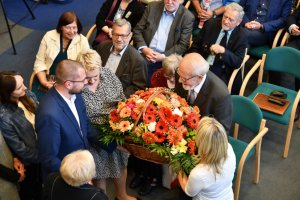 Na zdjęciu kwiaty wręczone jubilatowi.