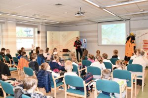 Na zdjęciu dzieci uczestniczące w spotkaniu.