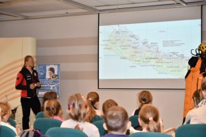 Na zdjęciu dzieci uczestniczące w spotkaniu.