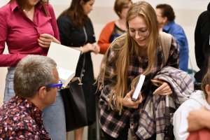 Na zdjęciu Marcin Meller podpisuje książki.