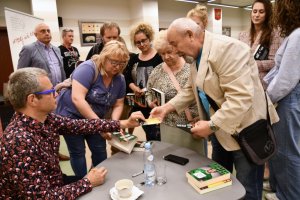 Na zdjęciu Marcin Meller podpisuje książki.