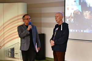 Na zdjęciu Janusz Płoński z dyrektorem Biblioteki Andrzejem Dąbrowskim.