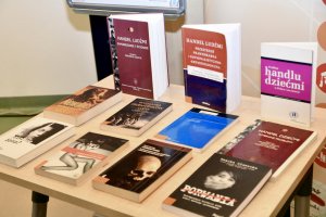 Na zdjęciu książki dotyczace prezentowanego tematu.