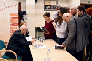 Na zdjęciu autor w czasie podpisywania książek.