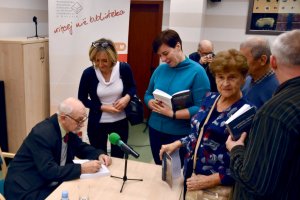 Na zdjęciu autor w czasie podpisywania książek.