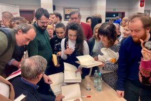 Na zdjęciu Jan Englert podpisuje książki.