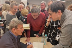 Na zdjęciu Jan Englert podpisuje książki.