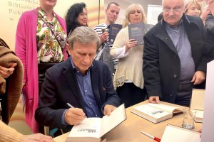 Na zdjęciu Jan Englert podpisuje książki.