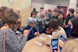 Na zdjęciu Jan Englert podpisuje książki.