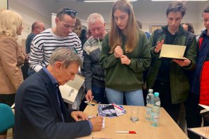 Na zdjęciu Jan Englert podpisuje książki.