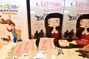 Na zdjęciu ksiażki autora.