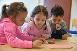 Na zdjęciu dzieci w czasie zajęć.