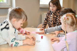 Na zdjęciu dzieci w czasie zajęć.