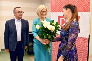 Na zdjęciu Ałbena Grabowska z dyrektorem biblioteki Andrzejem Dąbrowskim i Panią Marszałek Renata Janik.