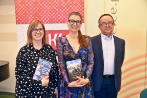 Na zdjęciu Ałbena Grabowska z dyrektorem biblioteki Andrzejem Dąbrowskim.